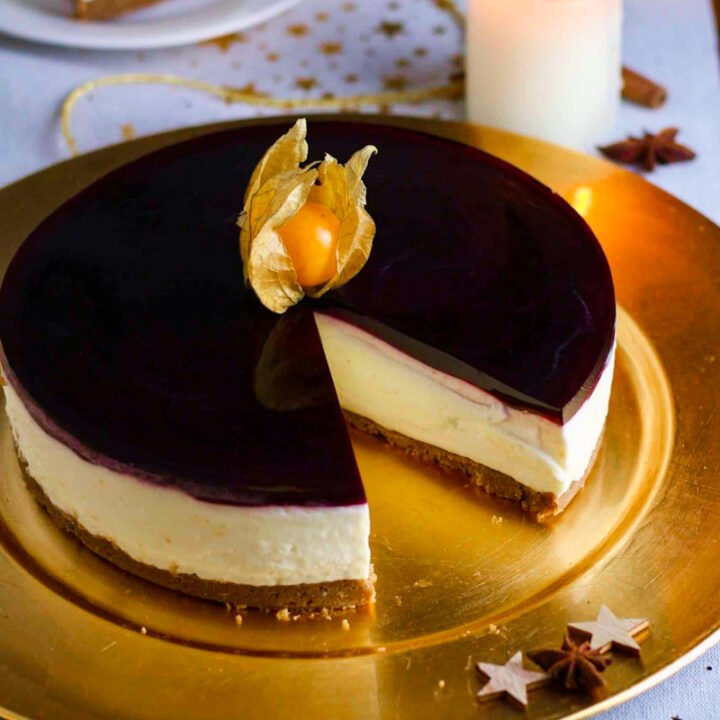 Mulled Wine Cheesecake with a spice cookie base.
