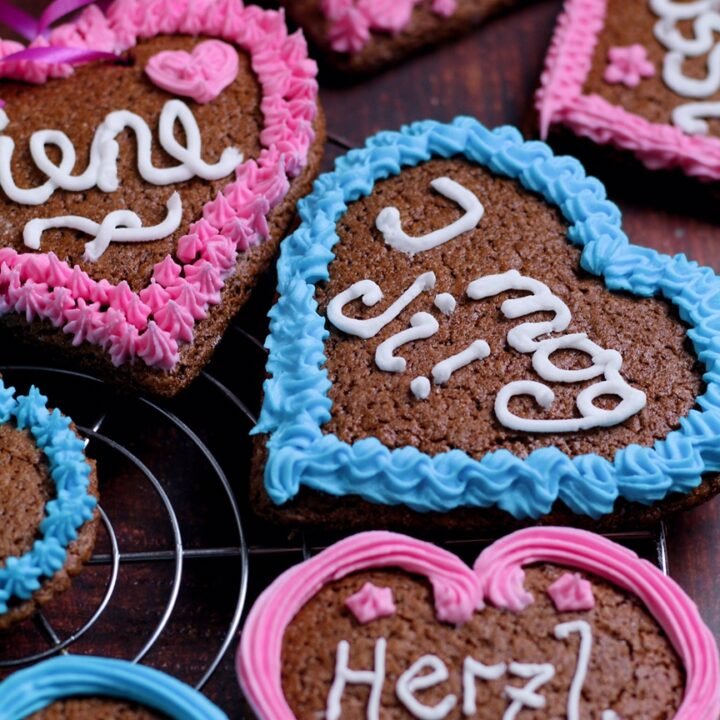 Gingerbread hearts, Lebkuchen herzen decorated with pink and blue royal icing