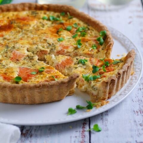 Herby Smoked Salmon Quiche has to be one of my desert island foods. There is no better filling than luxurious smoked salmon, tangy creme fraiche, spring onions and fresh herbs. This is a seriously flavoursome quiche.