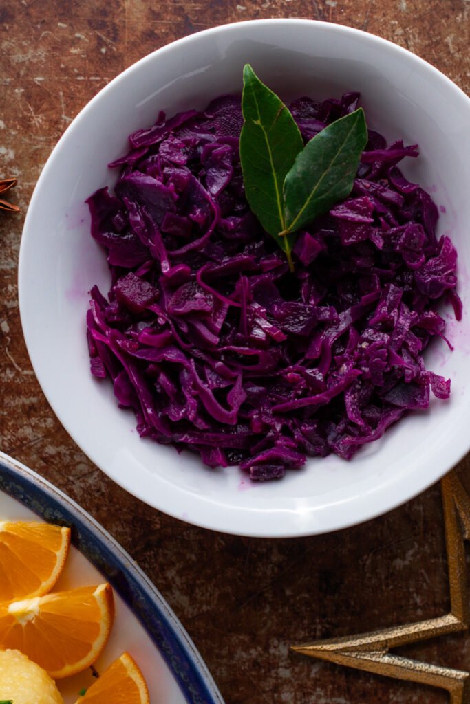 Red cabbage in a bowl.